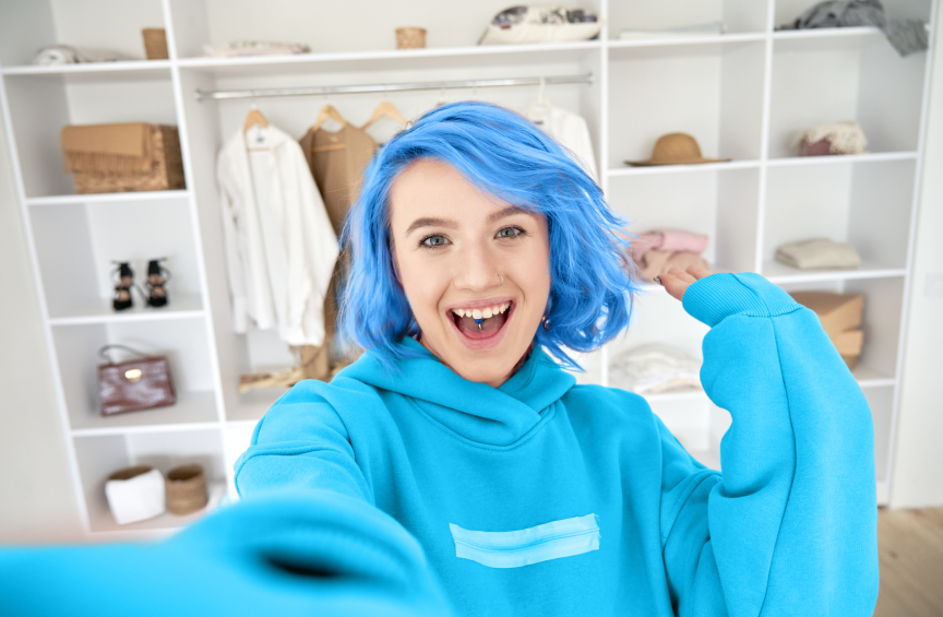 Influencer with blue hair making a selfie